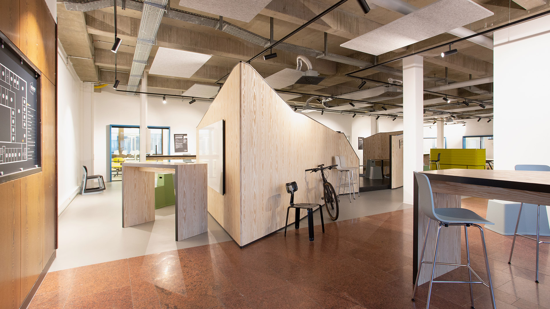 Innenraum des REACH Start-up Centers im revitalisiertem 70er-Jahre-Bürogebäude